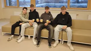 Schüler der HTL Zeltweg genießen gemeinsam Fairtrade-Kakao in entspannter Atmosphäre
