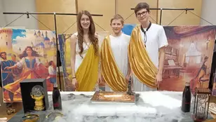 Drei junge Musikerinnen und Musiker in Kostümen präsentieren ihr kreatives Bühnenkonzept bei Prima la musica mit thematischer Darstellung.