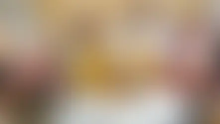 Drei junge Musikerinnen und Musiker in Kostümen präsentieren ihr kreatives Bühnenkonzept bei Prima la musica mit thematischer Darstellung.