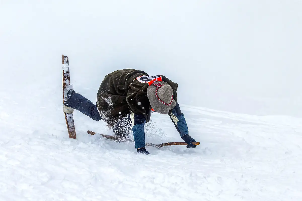 Humorvolle Szenen beim Fassdauben-Rennen am Gaberl nach einem Sturz im Schnee.