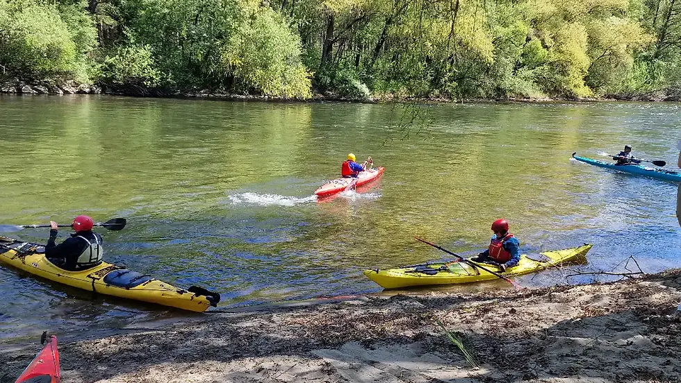 Paddlerinnen und Paddler starten auf der Mur in die neue Saison
