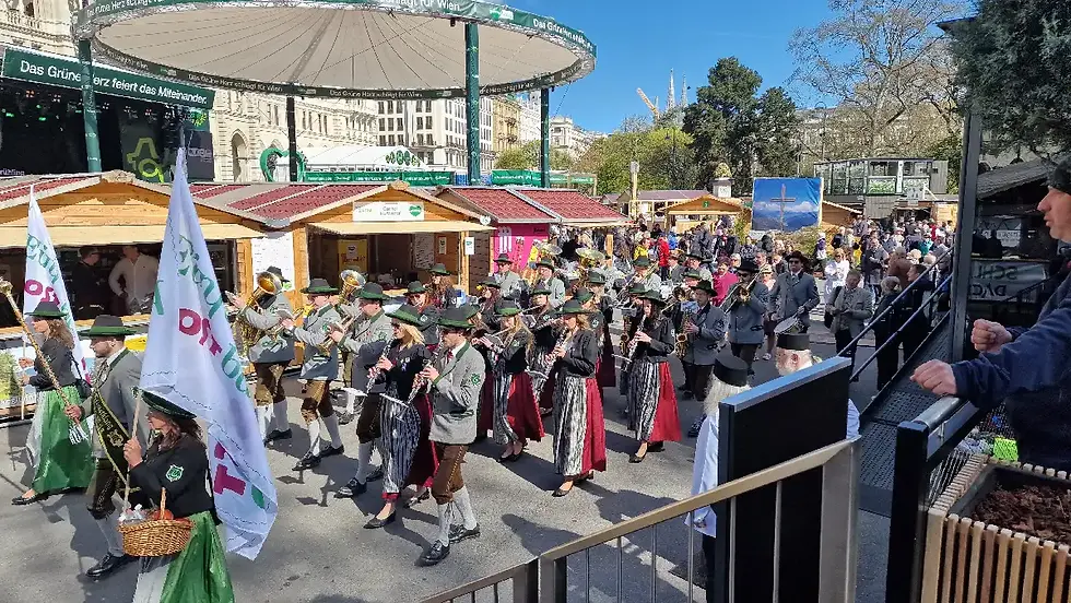 Musikgruppe in Tracht beim Steiermark Frühling in Wien am Rathausplatz mit zahlreichen Besucherinnen und Besuchern