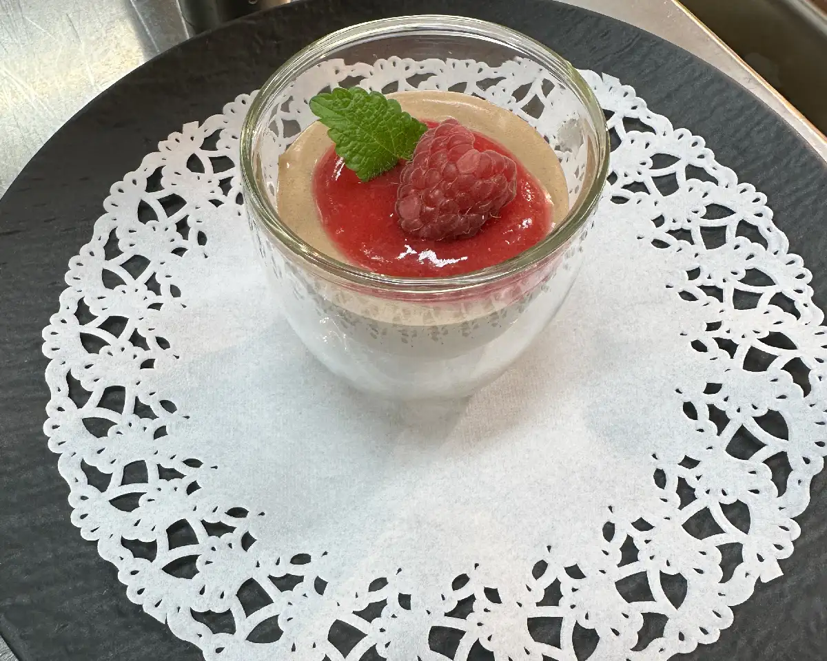 Pflanzenbasiertes Himbeercreme-Dessert im Glas aus der Ausbildung an der HLW Fohnsdorf.