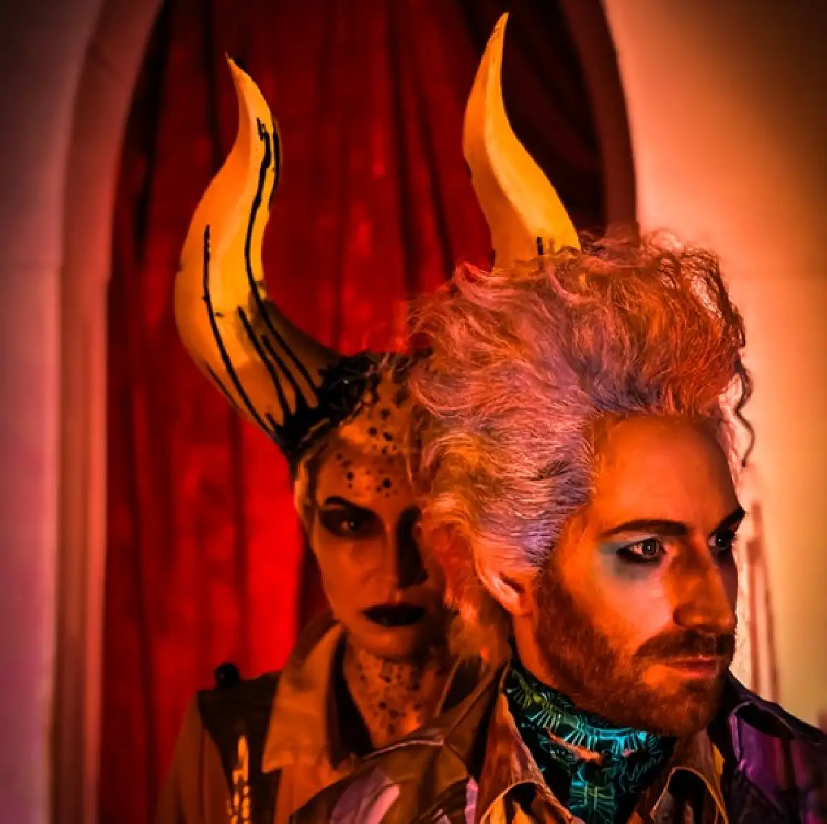 Zwei Darsteller mit teuflischen Hörnern in intensiver Bühnenatmosphäre, Premiere Der geballte Faust St. Lambrecht 2025