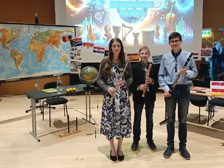 Trio Alseto mit Selina, Alexander und Tobias Umundum beim Bundeswettbewerb Prima la musica 2025 in Wien vor multikulturellem Bühnenbild