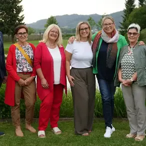 Bestsellerautorin Elisabeth Herrmann mit Bibliothekarinnen, Vertreterinnen der Buchhandlung Morawa und Gemeinderat Raphael Pichlmaier bei einer Lesung im Landhaus Wilhelmer in Aichdorf.