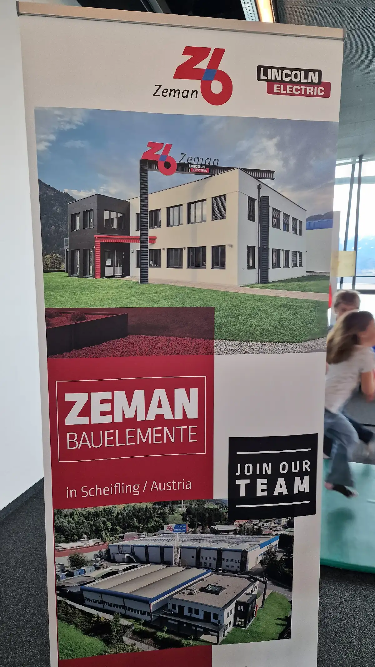 Kinder arbeiten mit Modellen und Bauteilen der Firma Zeman und lernen in der Kinderstadt Dolbu am Re