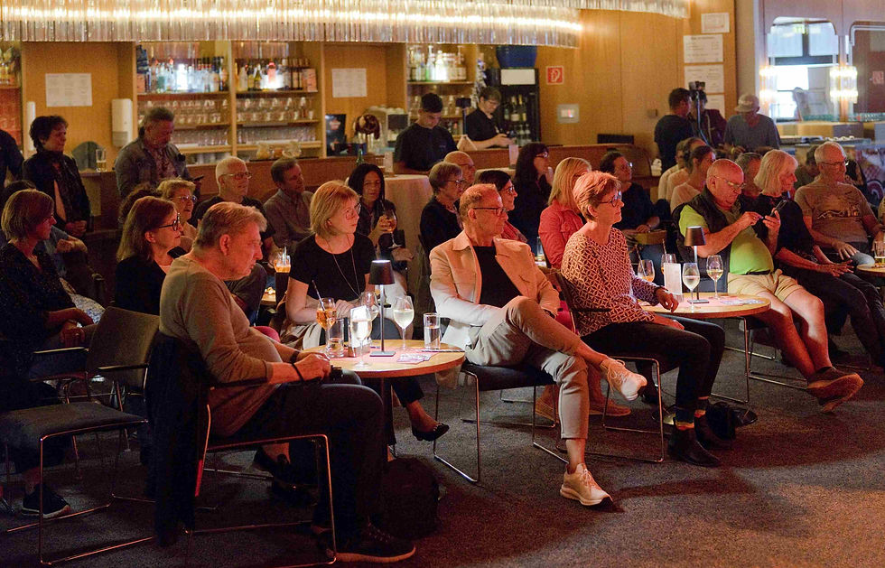 Das Konzert fand, wie es sich in der Szene gehört, im kleinen Rahmen in der Atriumbar des Kulturhauses statt.