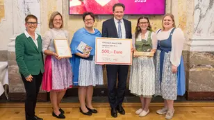 Preisverleihung des VIKI-Awards 2025 im Landwirtschaftsministerium: Landjugend Murau mit Bundesminister Norbert Totschnig.