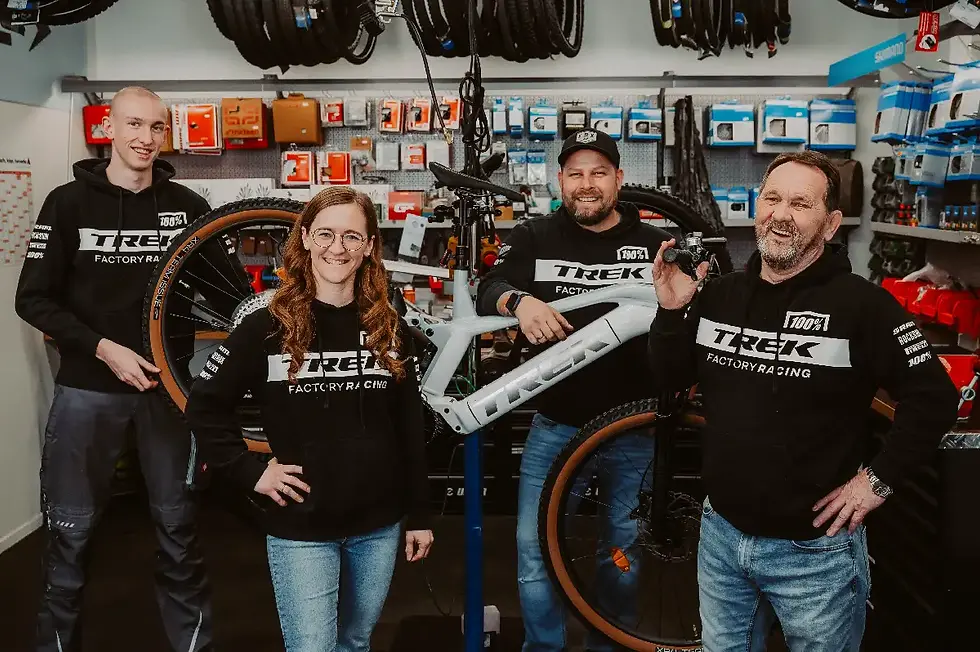 Das Team der Radwerkstatt Willibald in Knittelfeld mit Jasmine und Bernd Willibald in der Werkstatt.