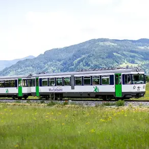 Triebwagen der Murtalbahn auf der Strecke durch die Region Murau
