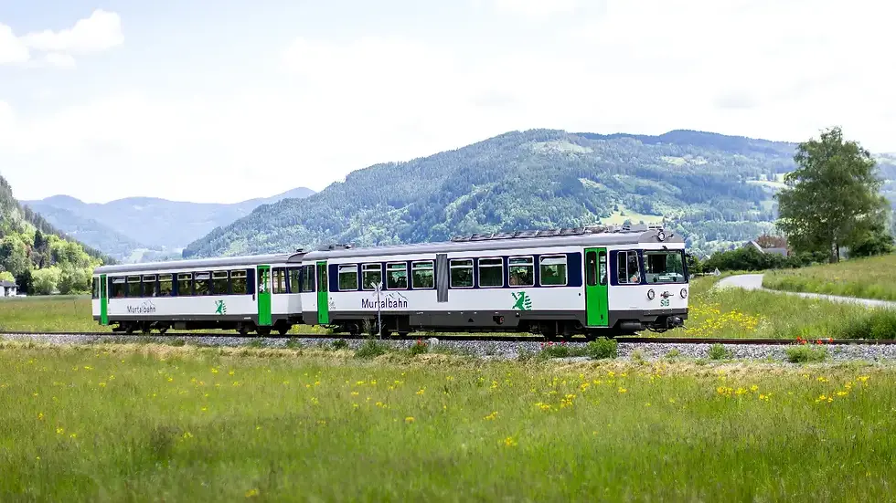 Triebwagen der Murtalbahn auf der Strecke durch die Region Murau