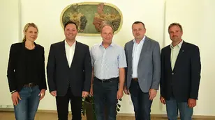 Bezirkshauptfrau Nina Pölzl, die Bürgermeister der Gemeinden Weißkirchen, Obdach und Lobmingtal sowie Stefan Fieger von der Wildbach- und Lawinenverbauung bei der Gründung des Schutzwasserverbandes Murtal Süd.