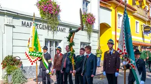 Festzug mit der geschmückten Freiung vor dem Marktgemeindeamt in Neumarkt.