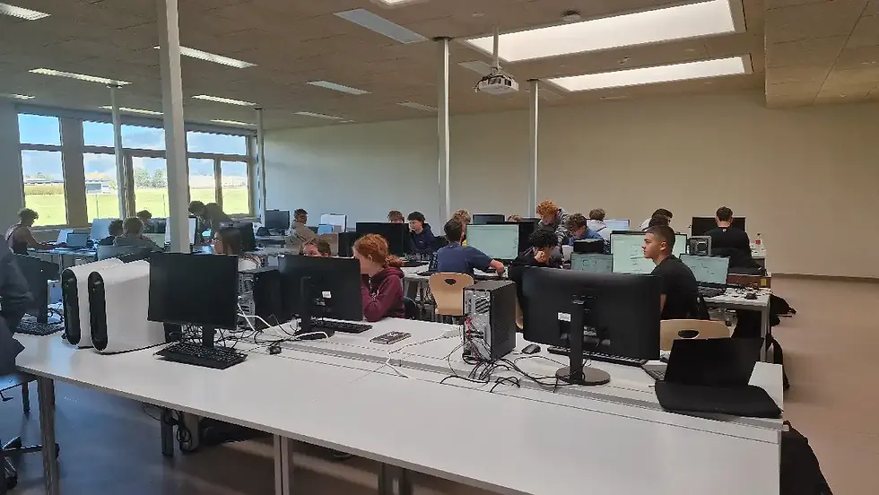 Neugestalteter Klassenraum der HTL Zeltweg für selbstständiges Lernen und gemeinsames Arbeiten im neuen Departmentsystem.