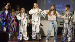 Abenteuerlustig und musikalisch führte das Musical des Abteigymnasiums Seckau durchs All