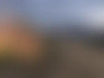 Osterfeuer in Hetzendorf im Murtal mit Familien, Kindern und Besuchern vor brennendem Holzstapel und Bergkulisse im Hintergrund