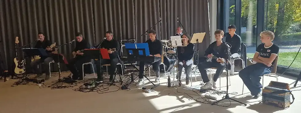 Schulband der HTL Zeltweg mit Schülerinnen und Schülern sowie Lehrkräften beim musikalischen Auftritt zum Festakt