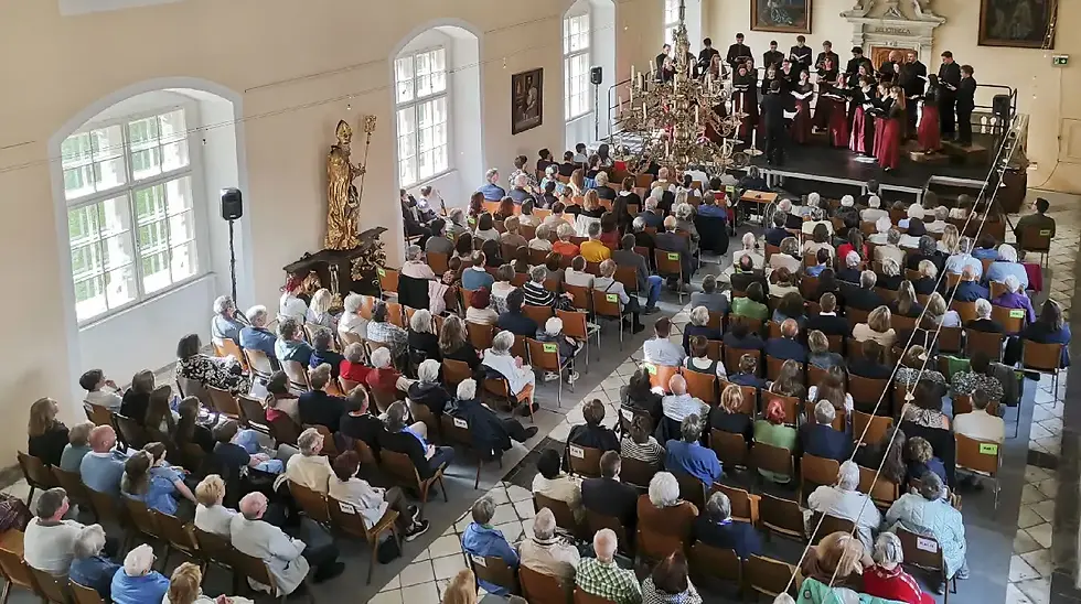 Besucherinnen und Besucher beim Muttertagskonzert des Landesjugendchors Cantanima in Seckau.