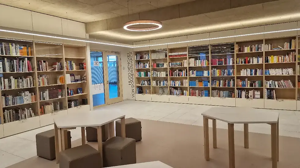 Offene Bibliothek der HTL Zeltweg als Teil der neugestalteten Lern- und Aufenthaltsbereiche.