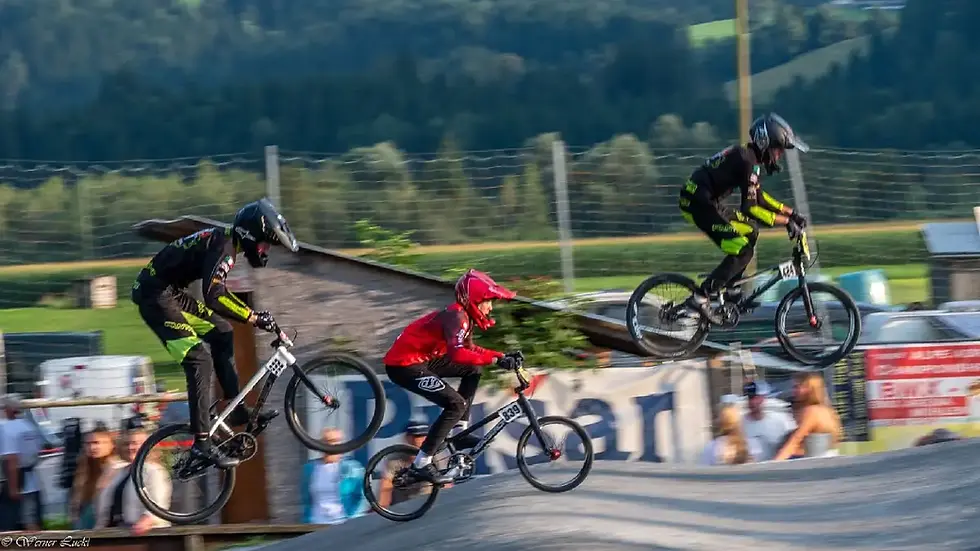 BMX-Fahrerinnen und Fahrer aus 11 Nationen liefern beim Alpe Adria Cup in Mühlen 2025 spannende Rennen, große Sprünge und Nervenkitzel.