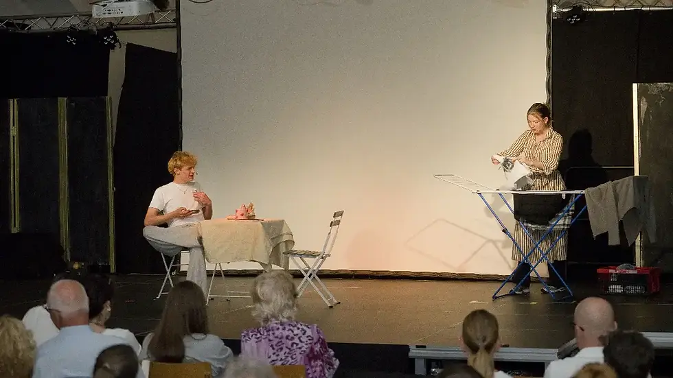 Theaterszene mit Schülerinnen und Schülern beim Projekt „(Miss-)Kommunikation“ im Huldigungsaal des Abteigymnasiums Seckau.