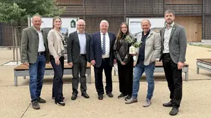 Eröffnung der Wanderausstellung Holzbaupreis on Tour am Pfarrplatz in Teufenbach-Katsch mit Vertreterinnen und Vertretern der beteiligten Organisationen