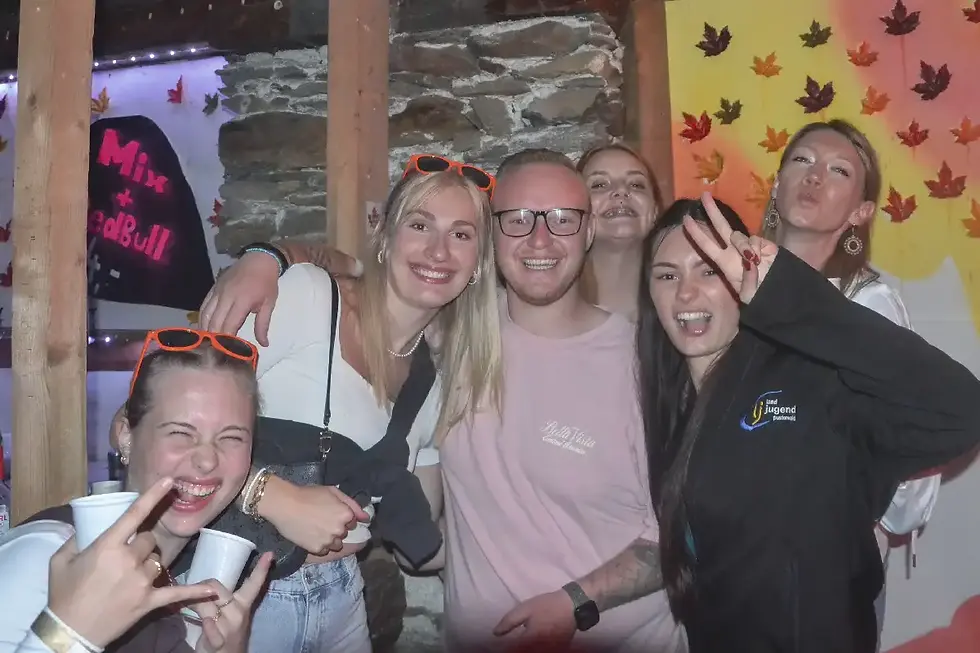 Gäste beim Blattl’n 2025 in Pusterwald feiern ausgelassen bei Musik, Tanz und warmer Sommernacht