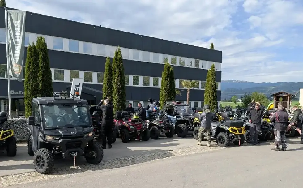 ATV- und SSV-Fahrzeuge vor dem Hotel Fohnsdorf während der Kundenausfahrt von ALLRAD HORN.