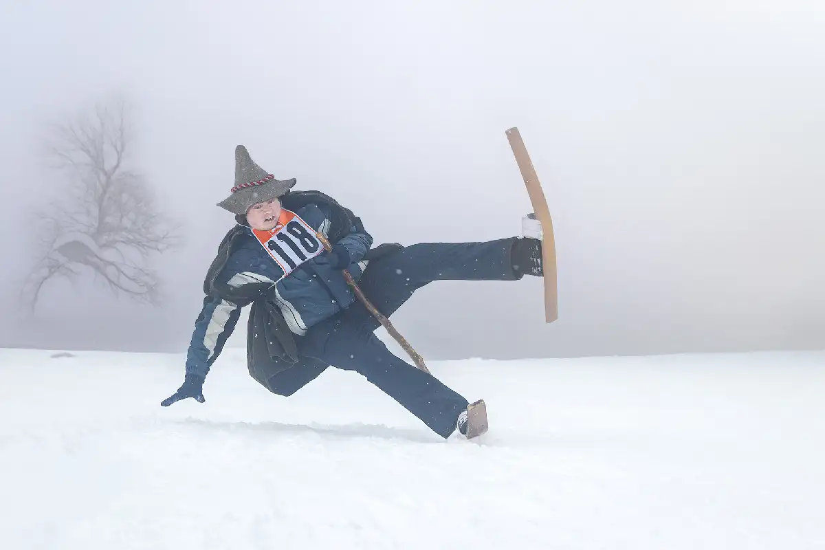 Humorvolle Szenen beim Fassdauben-Rennen am Gaberl nach einem Sturz im Schnee.