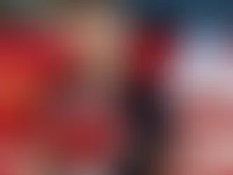 Jungfeuerwehrmann Matteo vor einem Feuerwehrauto der Feuerwehr St. Lorenzen.