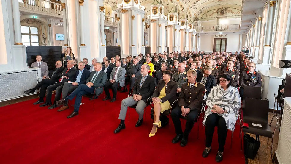 Publikum bei Offiziersdekrete Verleihung Graz Einsatzkräfte Feuerwehr Rettung und Ehrengäste in der Aula der Alten Universität