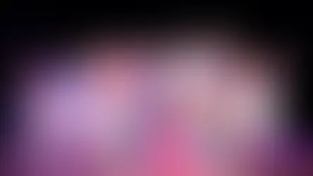 Junge Darstellerinnen der Musical-HiT-Akademie in gemusterten Kleidern bei einer gemeinsamen Bühnenpose.