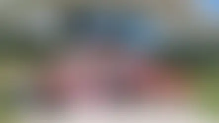 Kinder und Trainerinnen und Trainer des Zirbenlandschwimmkurses 2025 vor dem Hallenbad Knittelfeld, lachend und mit Medaillen geehrt.