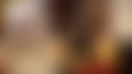 Künstlerische Skulptur mit Finger auf den Lippen als Symbol für Schweigen und Tabuthemen wie Stressinkontinenz.