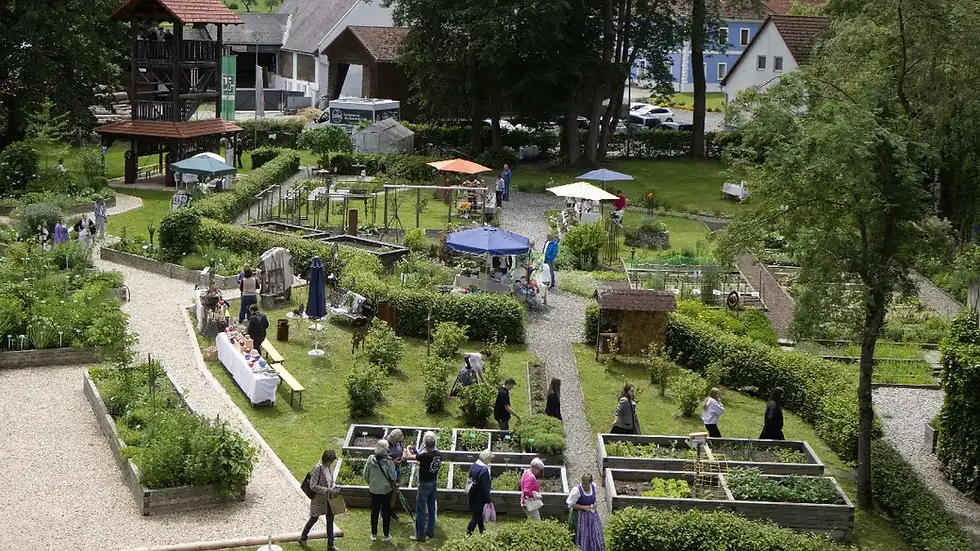 Besucherinnen und Besucher feiern das zehnjährige Jubiläum des Kräutermenschen in Großlobming gemeinsam mit Ehrengästen und Mitwirkenden.
