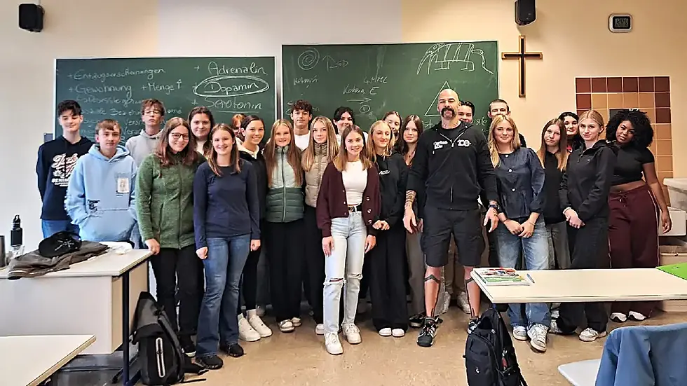 Mag. Stefan Pree von der Caritas Steiermark gemeinsam mit Schülerinnen und Schülern der HLW Fohnsdorf während eines Workshops zum Thema Suchtprävention in der Schule