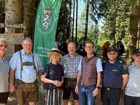 Teilnehmerinnen und Teilnehmer des 39. Gemeindetreffens der Berg- und Naturwacht auf der Burgruine Steinschloss während der Festveranstaltung.