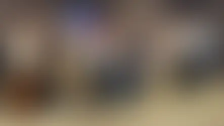 Schülerinnen und Schüler der Musikschule Knittelfeld präsentieren gemeinsam ihre Instrumente nach einem gelungenen Jugendkonzert und zeigen die Vielfalt musikalischer Ausbildung.