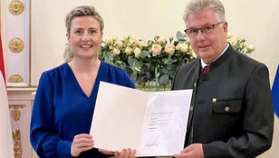 Wow! Welch Ehre! Michael Regner von Bundesministerin Susanne Raab zum Kommerzialrat ernannt!