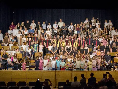 Das Schulschlusskonzert der Musikschule Knittelfeld begeisterte im vollbesetzten Kulturhaus mit musikalischer Vielfalt, ausgezeichneten Nachwuchstalenten und bewegenden Ehrungen.