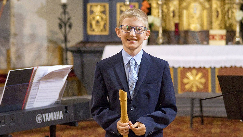 Junger Blockflötenvirtuose Alexander Umundum spielt konzentriert auf der Bühne und begeistert mit barocker Musik in der Pfarrkirche Großlobming.