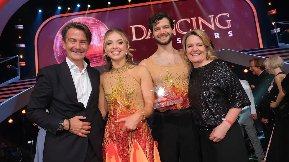 Katya Mizera und Aaron Karl freuen sich über den Titel „Dancing Stars 2025“. ORF-Generaldirektor Roland Weißmann und Programmdirektorin Stefanie Groiss-Horowitz gratulierten persönlich.
