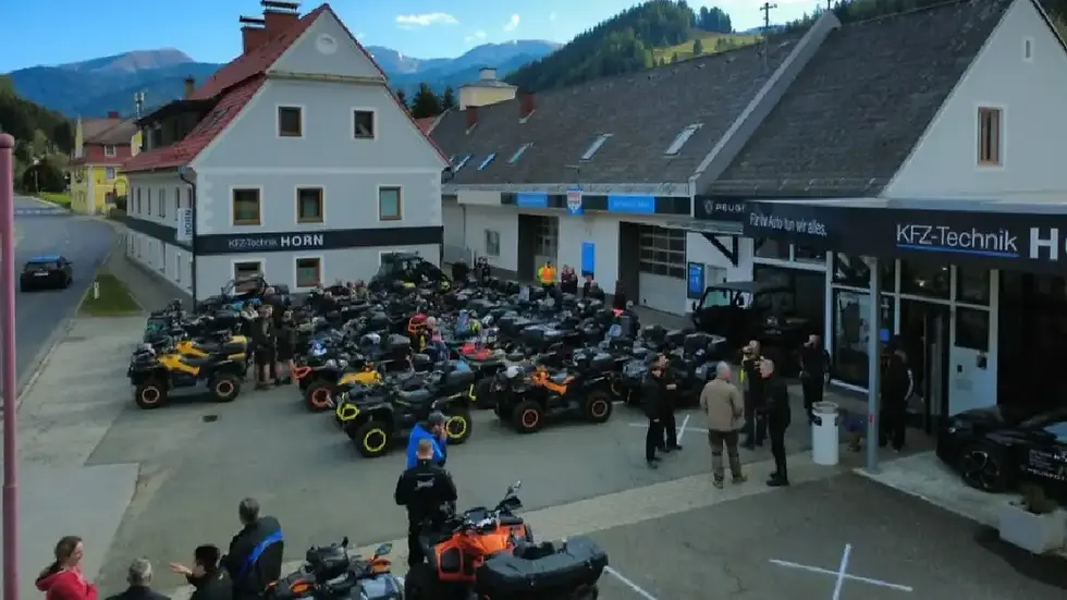 Start der ATV- und SSV-Kundenausfahrt von ALLRAD HORN in Möderbrugg mit zahlreichen Teilnehmerinnen und Teilnehmern.