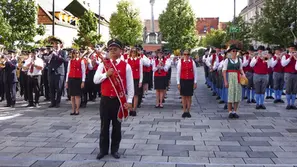Musikkapellen marschieren beim Festauftakt zum 150-jährigen Jubiläum der Eisenbahner Stadtkapelle Knittelfeld über den Hauptplatz.
