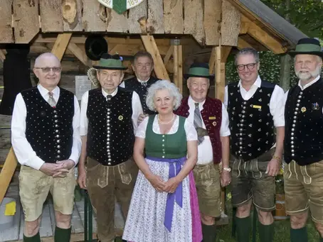 Festbesucherinnen und Festbesucher beim 20. Oberlandler-Kirta im Stadtpark Knittelfeld mit Blasmusik, regionalen Schmankerln und buntem Programm.