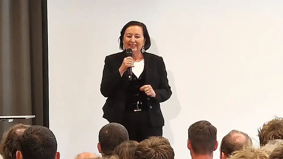 Bildungsdirektorin Elisabeth Meixner beim Festakt zur Neugestaltung der HTL Zeltweg.