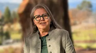 Porträt von Irmgard Underrain im Freien. Sie blickt ruhig in die Kamera und thematisiert in einem persönlichen Beitrag die Würde des Alterns.