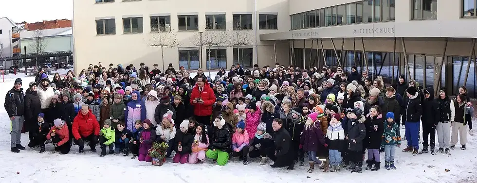 Schülerinnen und Schüler des Bildungscampus Zeltweg mit Teresa Stadlober, Hans Roth und Bürgermeister Günter Reichold beim gemeinsamen Abschlussfoto vor der Schule.