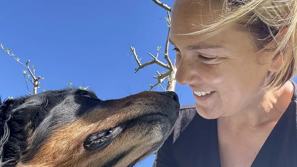 Teresa Purgstaller mit Hund im Freien als Symbol für ganzheitliche Körperarbeit und Tieranwendung